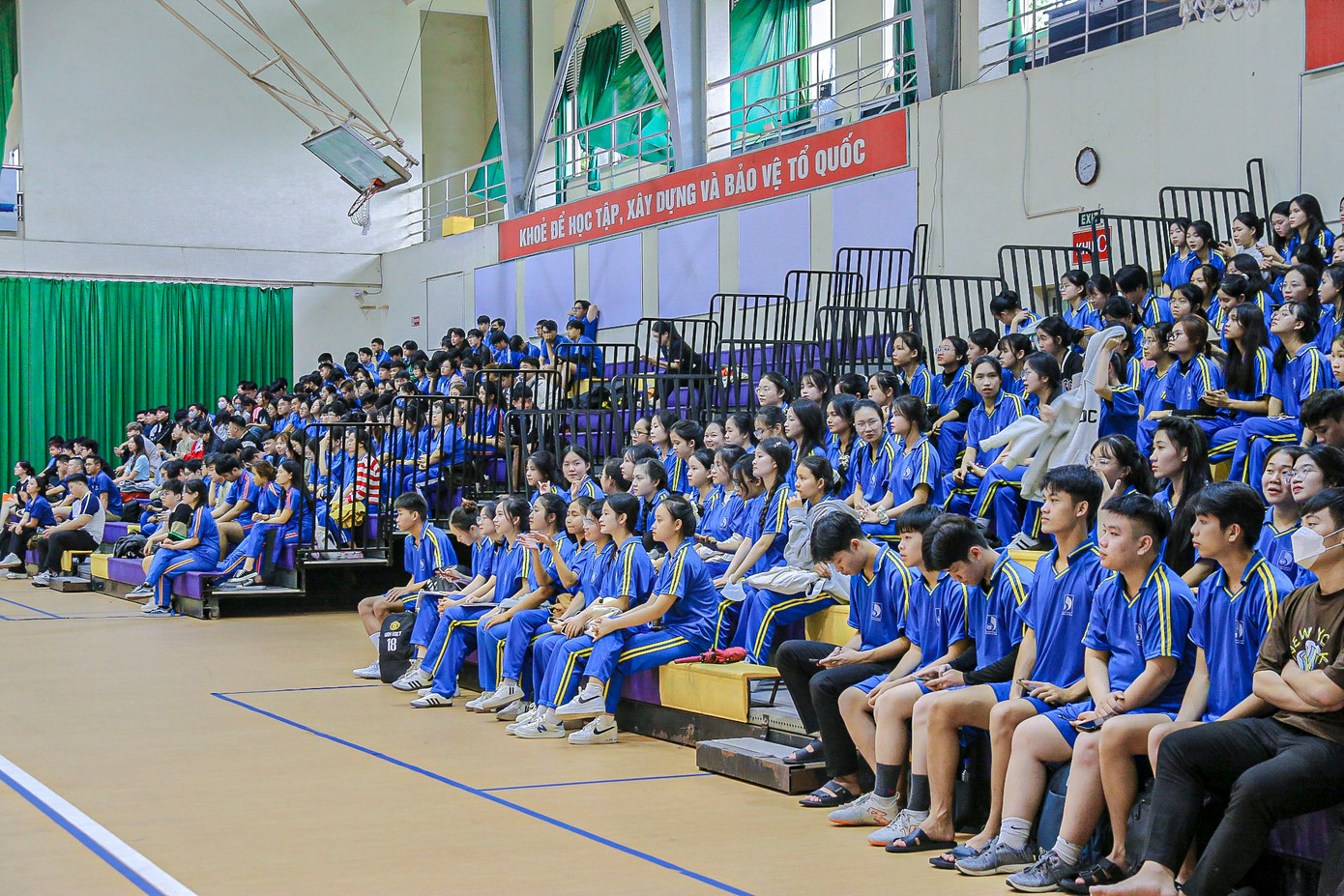 Hàng trăm sinh viên đến từ các trường đã đến cổ vũ trong không khí sôi động, hấp dẫn.