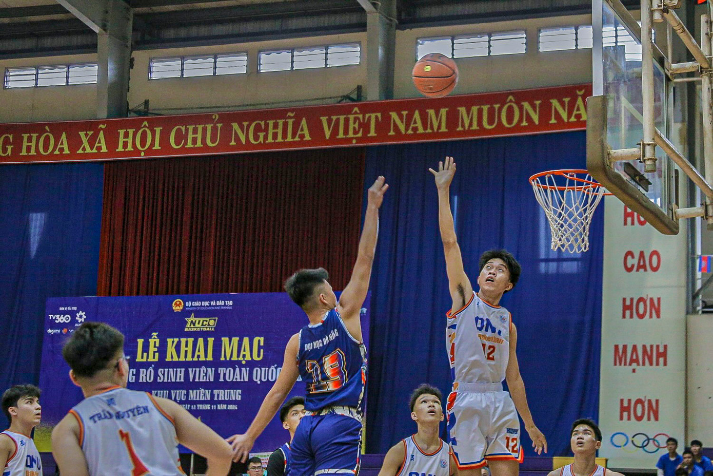 Trận khai mạc giữa ĐH Đà Nẵng và ĐH Quy Nhơn đã diễn ra đầy sôi nổi, hấp dẫn với nhiều pha bóng đẹp.