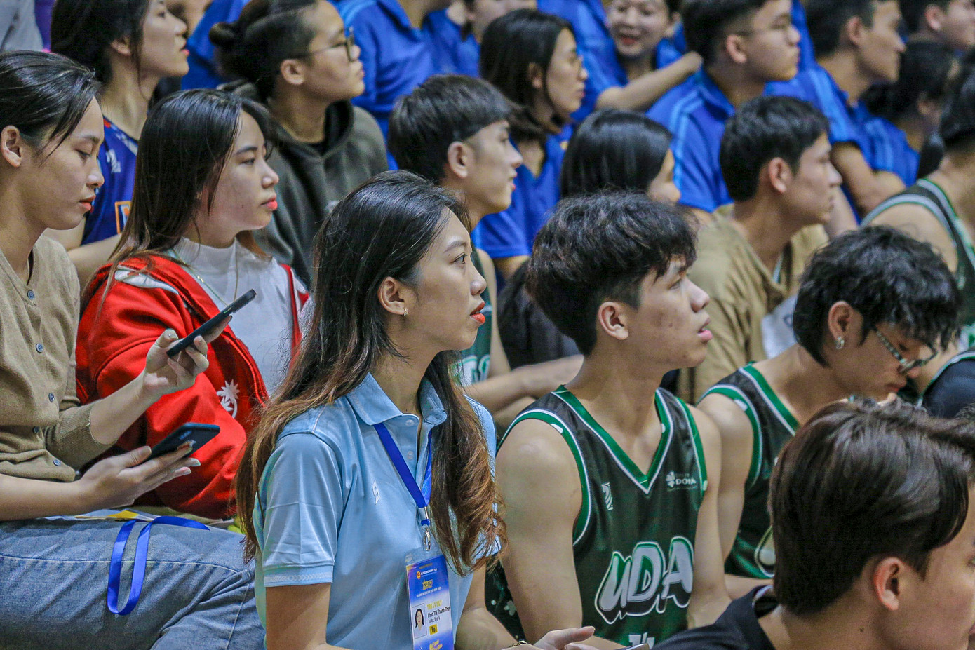 Hàng trăm khán giả, sinh viên không thể rời mắt trước những pha bóng hay, đẹp mắt đến từ 2 đội.