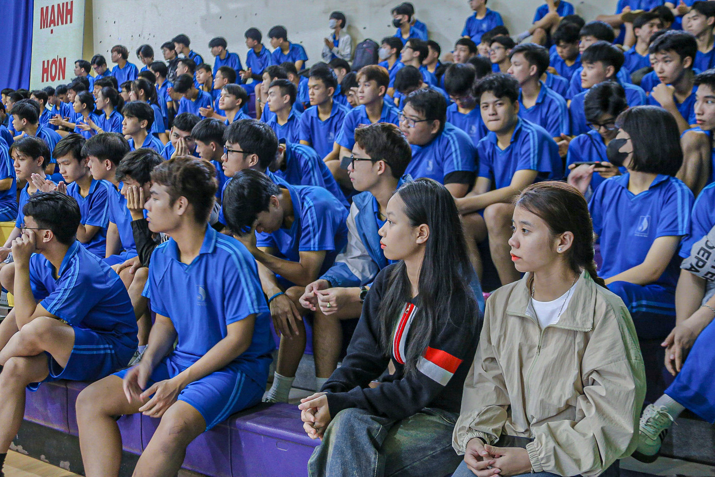 Hàng trăm khán giả, sinh viên không thể rời mắt trước những pha bóng hay, đẹp mắt đến từ 2 đội.