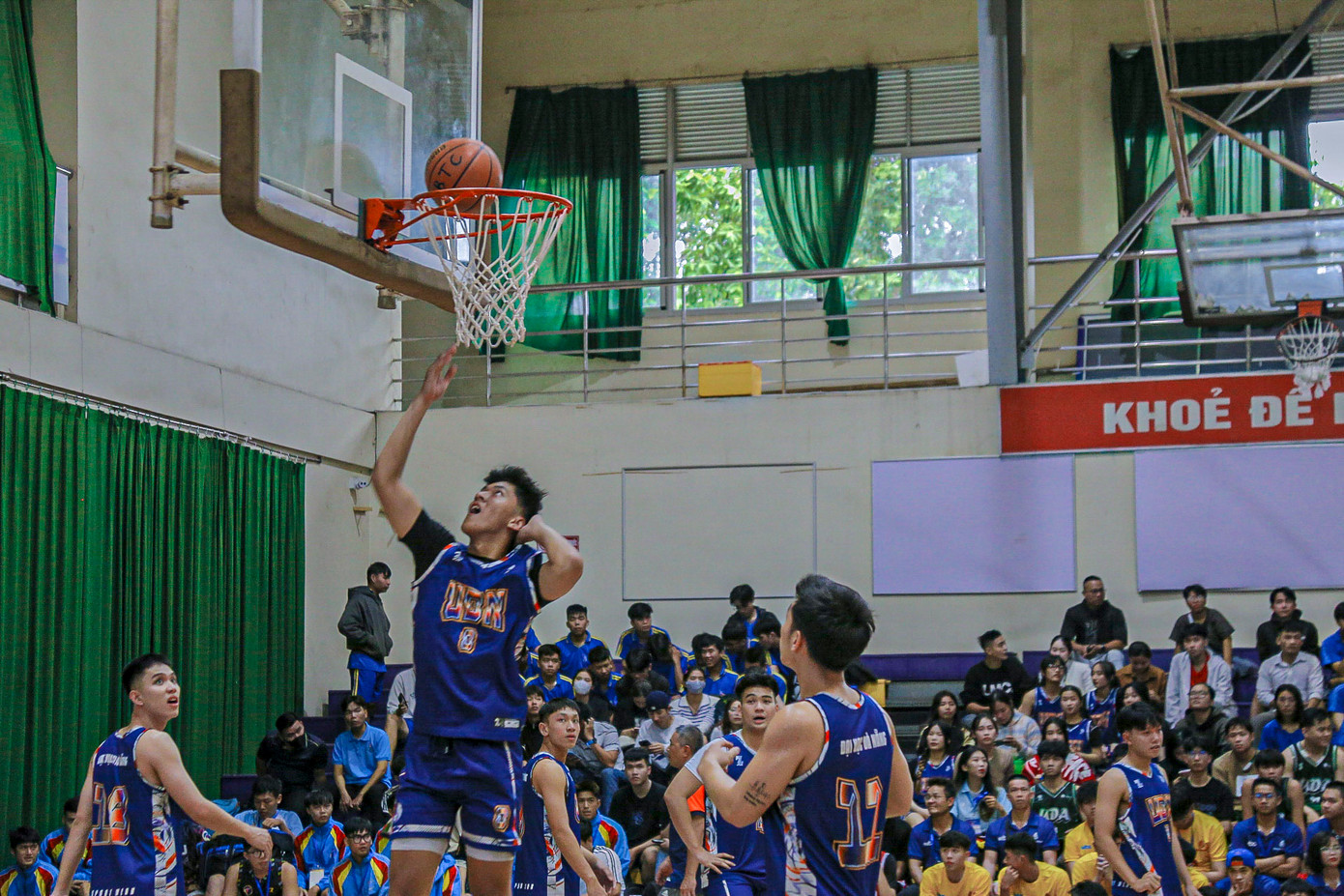 Trận khai mạc giữa ĐH Đà Nẵng và ĐH Quy Nhơn đã diễn ra đầy sôi nổi, hấp dẫn với nhiều pha bóng đẹp.