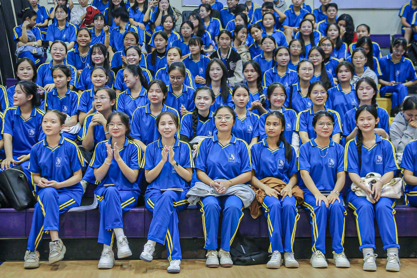 Hàng trăm sinh viên đến từ các trường đã đến cổ vũ trong không khí sôi động, hấp dẫn.