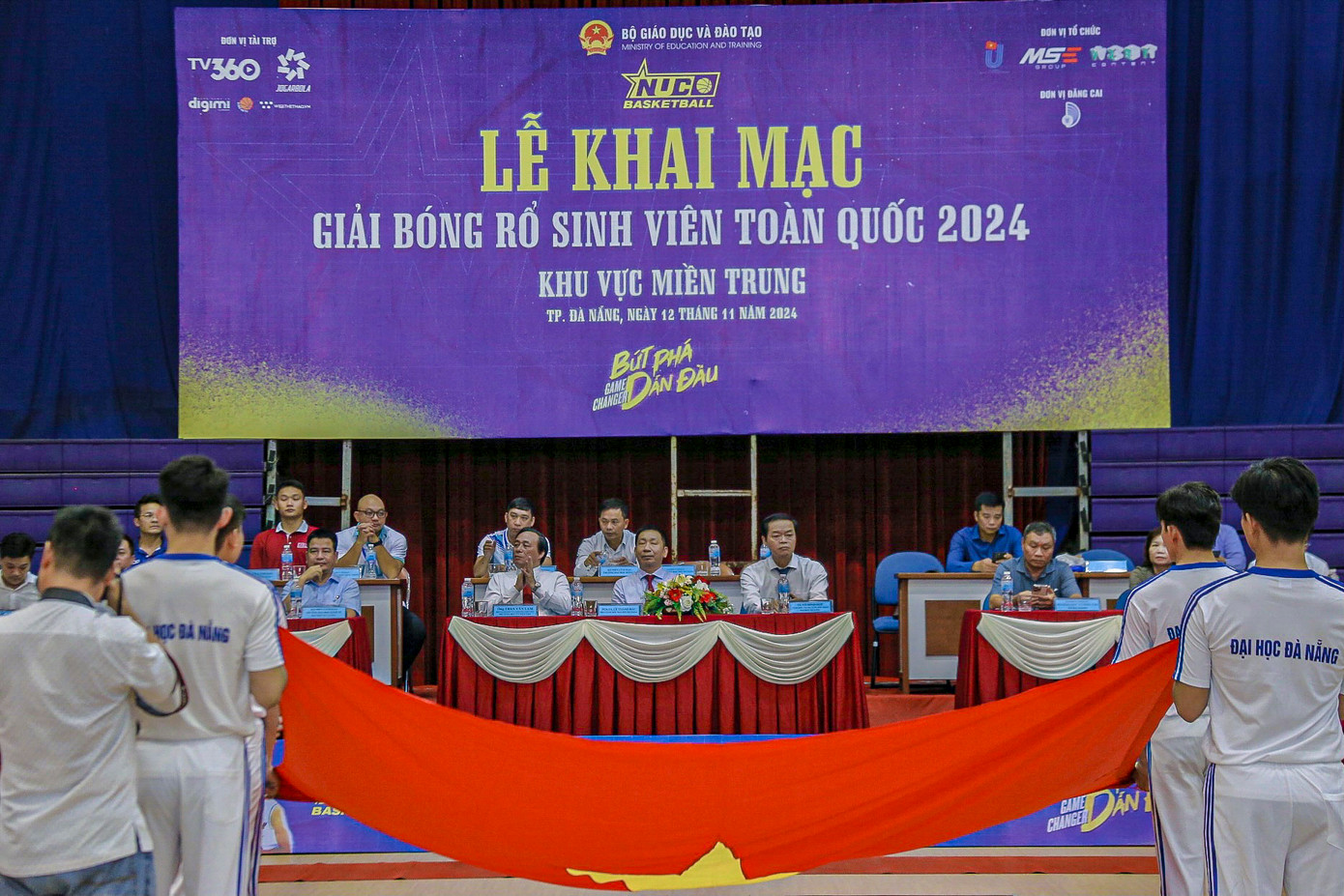 "Giải lần này cũng sẽ chọn ra 1 đội nam và 1 đội nữ có thành tích tốt nhất để tham gia vòng Chung kết toàn quốc được tổ chức tại thành phố Hồ Chí Minh vào cuối năm nay. Tôi mong các đội sẽ thi đấu hết mình, cống hiến những pha bóng hay và hoàn thành mục tiêu của mình", ông Bắc cho biết.