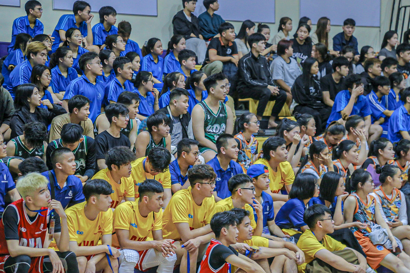 Hàng trăm khán giả, sinh viên không thể rời mắt trước những pha bóng hay, đẹp mắt đến từ 2 đội.