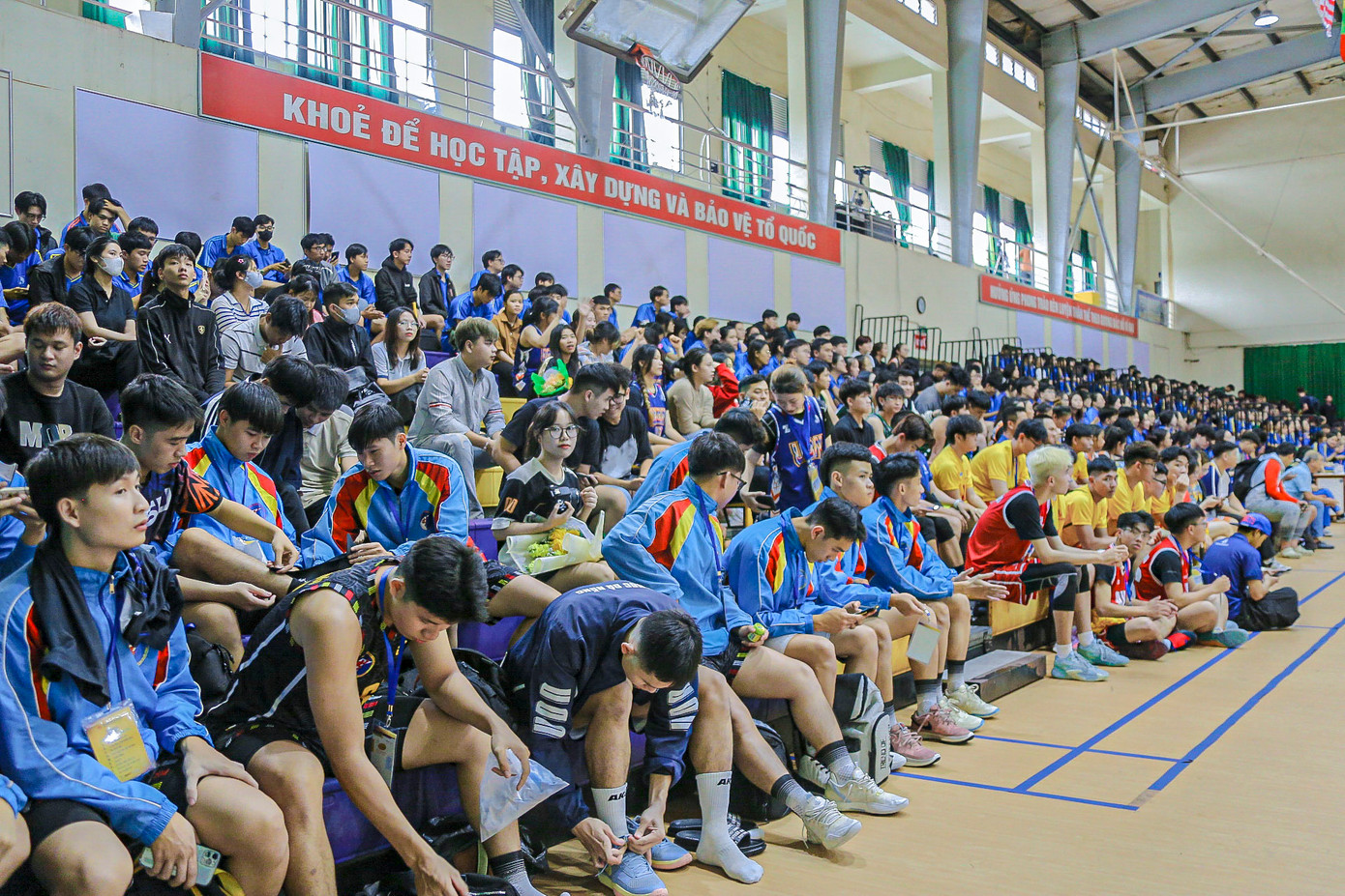 Hàng trăm sinh viên đến từ các trường đã đến cổ vũ trong không khí sôi động, hấp dẫn.