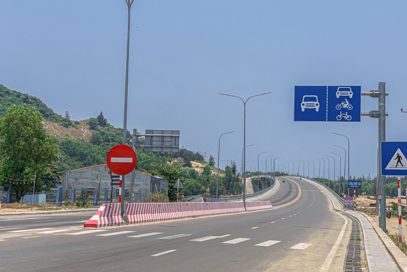 Tuyến đường giúp việc đi lại của người dân được thuận tiện hơn. Nhiều đoạn đường chạy ngang bờ biển có cảnh sắc tuyệt đẹp.