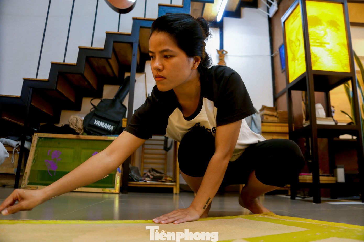 Nhiều người đang theo học và làm việc tại xưởng.