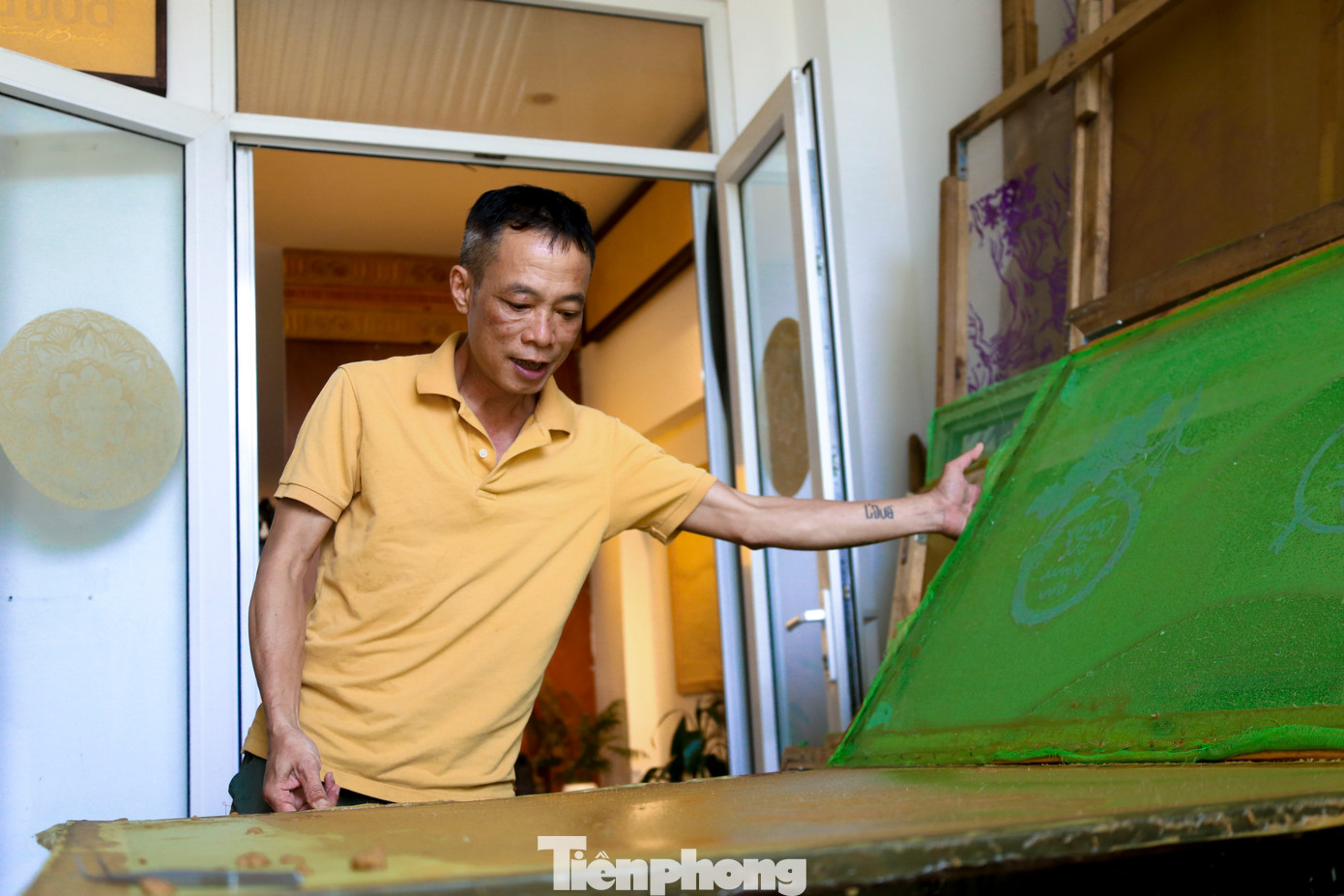 Tại xưởng của nghệ nhân Lê Thanh Hà (quận Sơn Trà), những tác phẩm nghệ thuật ấn tượng của anh đã trở nên quen thuộc và được nhiều người yêu thích. Với hơn 8 năm kinh nghiệm làm tranh giấy dừa, anh Hà chia sẻ sau khi tốt nghiệp ra trường, anh cùng bạn của mình đã bắt đầu tìm tòi và sáng tạo tranh giấy dừa từ tàu dừa nước ở Hội An. Đến cuối năm 2018, anh chuyển về Đà Nẵng sinh sống và quyết định mở xưởng, thử nghiệm với tàu dừa cạn.