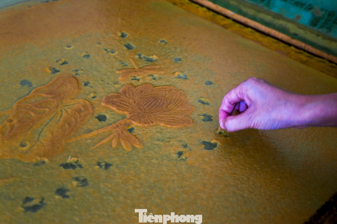 Tất cả quá trình đều làm thủ công hoàn toàn nên đòi hỏi sự kiên nhẫn, phải điều chỉnh liên tục từng chi tiết nhỏ để tạo ra bức tranh độc đáo, đặc sắc.