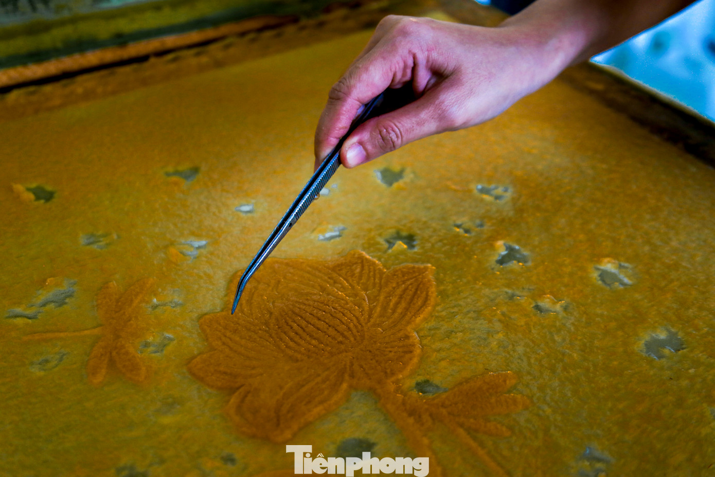 Tất cả quá trình đều làm thủ công hoàn toàn nên đòi hỏi sự kiên nhẫn, phải điều chỉnh liên tục từng chi tiết nhỏ để tạo ra bức tranh độc đáo, đặc sắc.