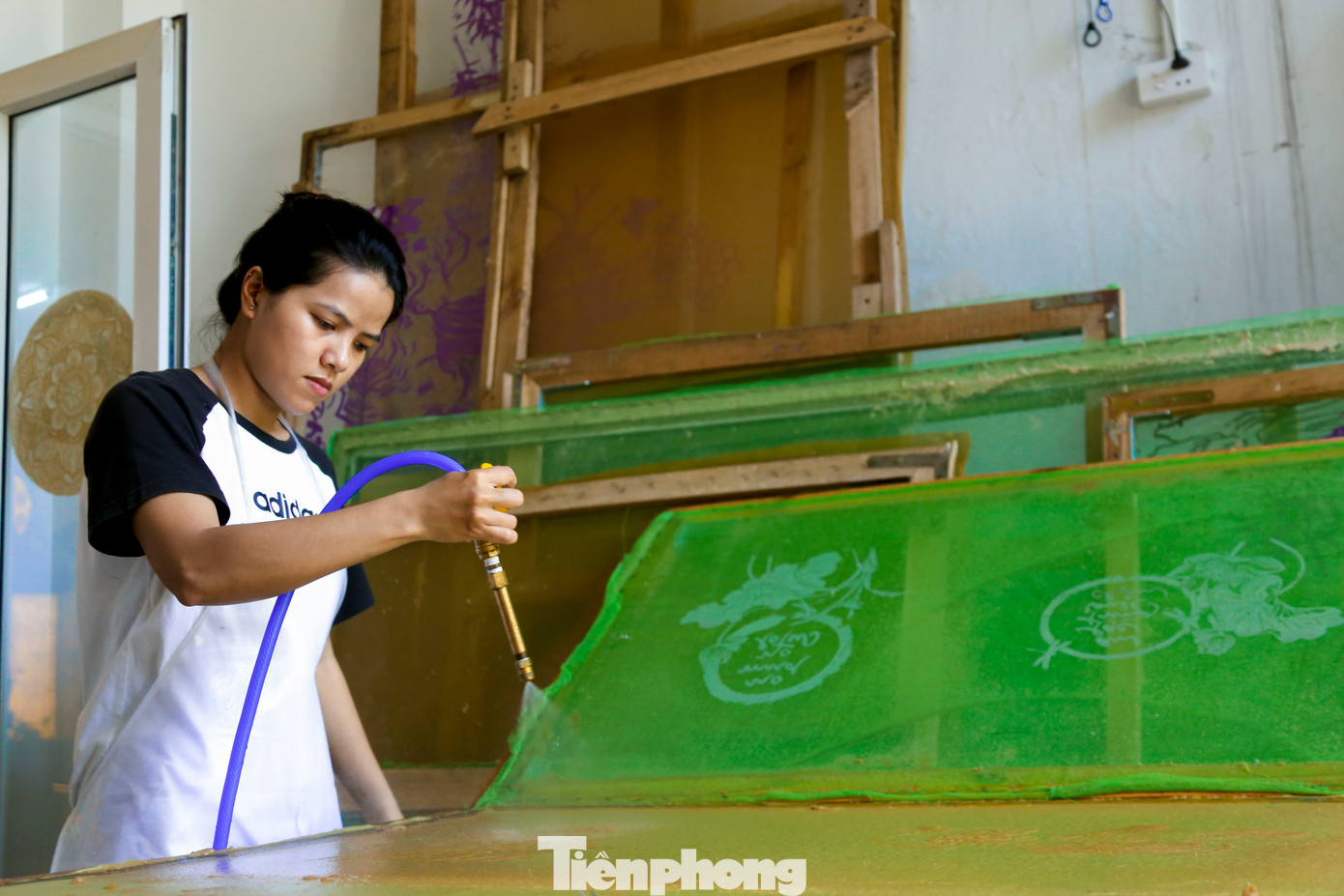 Gần 5 năm theo nghề, chị Trần Thị Lai (trú quận Sơn Trà) chia sẻ chị bắt đầu học nghề từ đợt dịch Covid-19 cho đến nay. “Tình cờ biết đến tranh giấy dừa trong một lần đến thăm nhà người quen, tôi bắt đầu tìm hiểu và cảm thấy đam mê với nó. Nhờ được thầy chỉ dạy tận tình, giờ tôi đã có thể làm ra những sản phẩm của riêng mình. Cũng nhờ theo nghề, thu nhập của tôi đã ổn định hơn”, chị Lai cho biết.