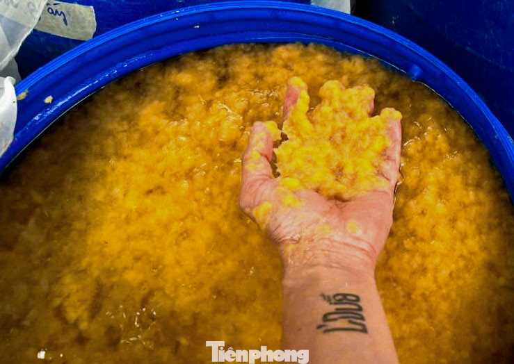 “Trong giai đoạn đầu, xưởng của tôi chưa có nhiều khách, bột dừa không sử dụng đến nên phải ủ lâu. Nhờ vậy, tôi phát hiện rằng tàu dừa cạn có điểm đặc biệt là tự lên men trắng tự nhiên mà không cần dùng đến chất tẩy nào, giúp bảo vệ môi trường”, anh Hà chia sẻ.