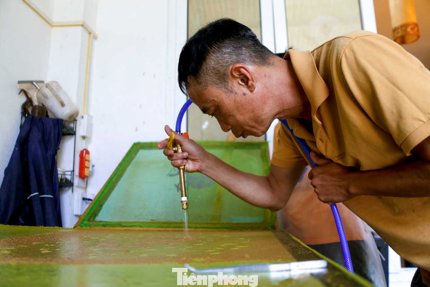 Để tạo ra một bức tranh giấy dừa hoàn chỉnh, người làm phải dùng phương pháp cắt nước, phun sương tạo các lớp chi tiết một cách thận trọng, tỉ mỉ.