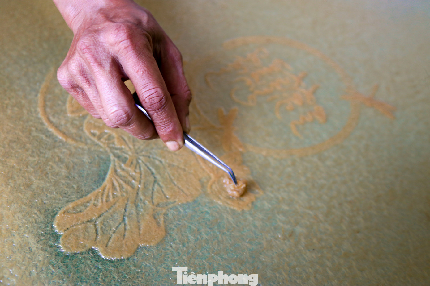 Tất cả quá trình đều làm thủ công hoàn toàn nên đòi hỏi sự kiên nhẫn, phải điều chỉnh liên tục từng chi tiết nhỏ để tạo ra bức tranh độc đáo, đặc sắc.