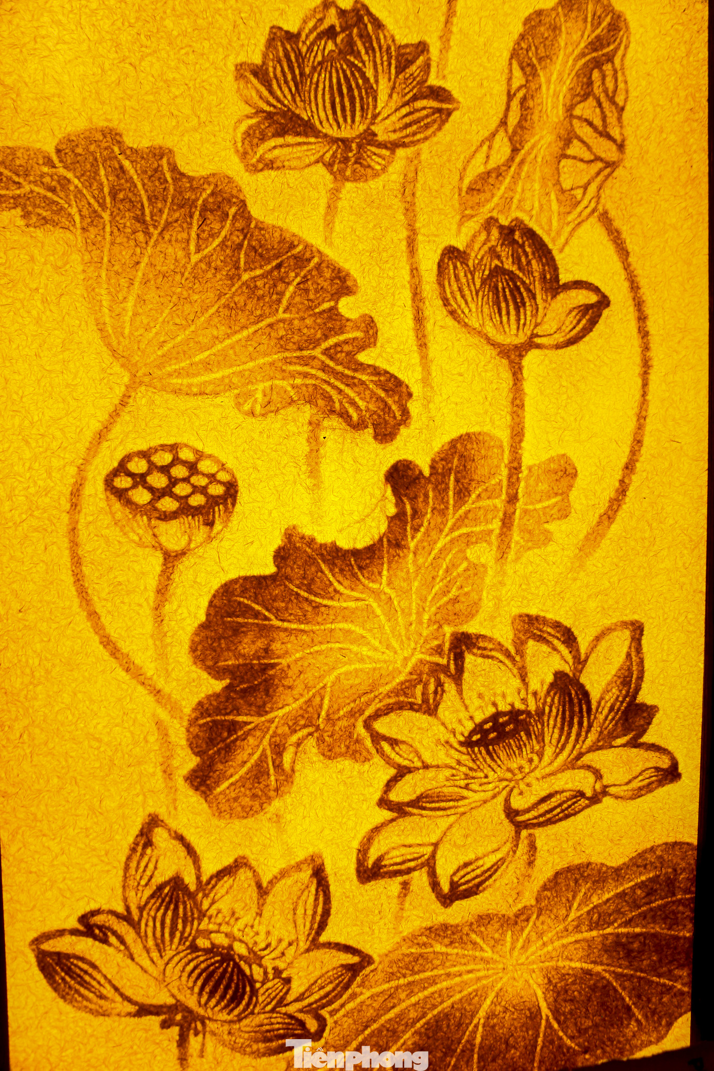 Những bức tranh phong cảnh, chân dung được nghệ nhân Hà hoàn thiện bán với giá từ vài triệu đến vài chục triệu, tùy theo kích thước của bức tranh.