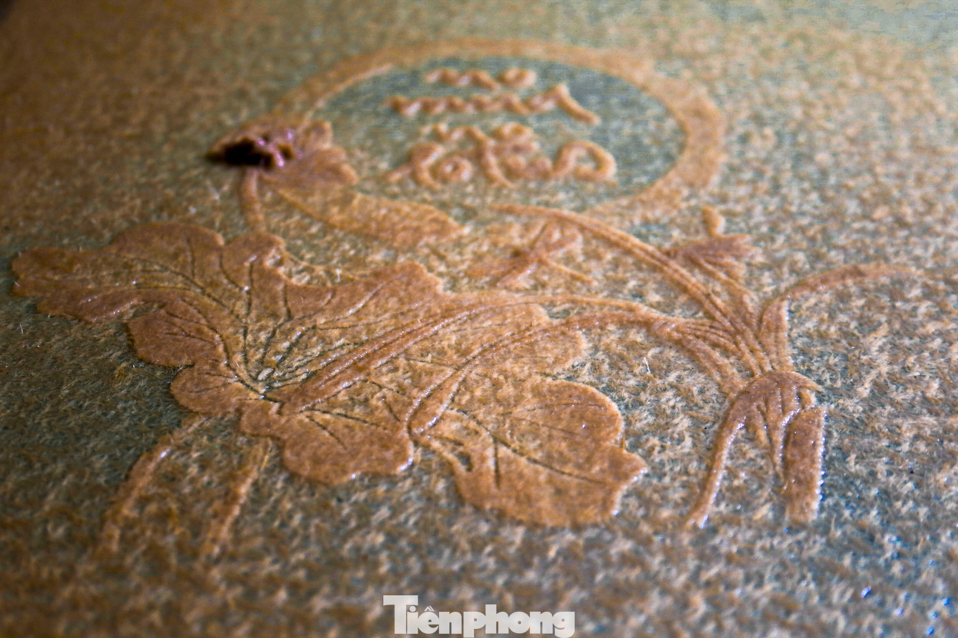 Tất cả quá trình đều làm thủ công hoàn toàn nên đòi hỏi sự kiên nhẫn, phải điều chỉnh liên tục từng chi tiết nhỏ để tạo ra bức tranh độc đáo, đặc sắc.