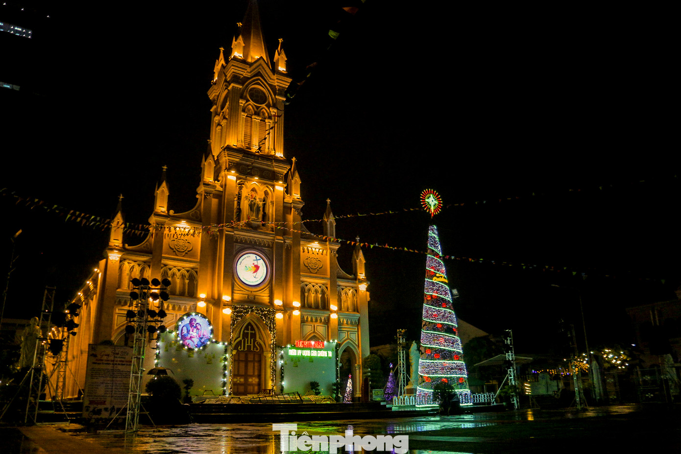 Nhiều nhà thờ lớn lên đèn lung linh, rực rỡ trong đêm. Nhiều nhà thờ lớn lên đèn lung linh, rực rỡ trong đêm.