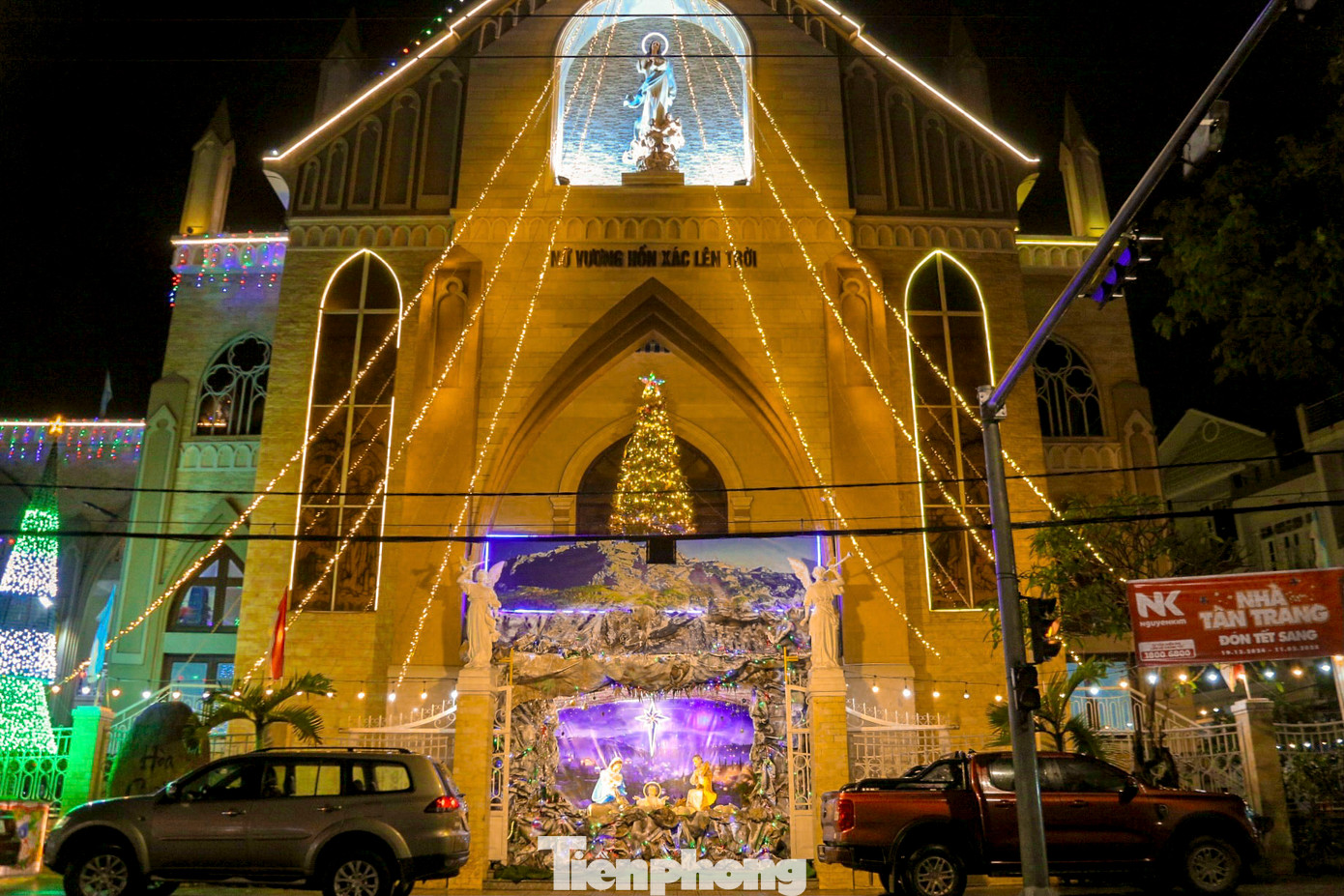 Nhiều nhà thờ lớn lên đèn lung linh, rực rỡ trong đêm. Nhiều nhà thờ lớn lên đèn lung linh, rực rỡ trong đêm.