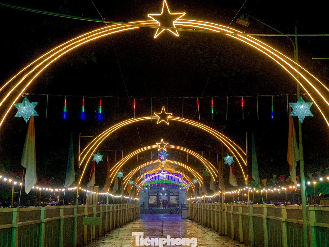 Nhiều nhà thờ lớn lên đèn lung linh, rực rỡ trong đêm. Nhiều nhà thờ lớn lên đèn lung linh, rực rỡ trong đêm.