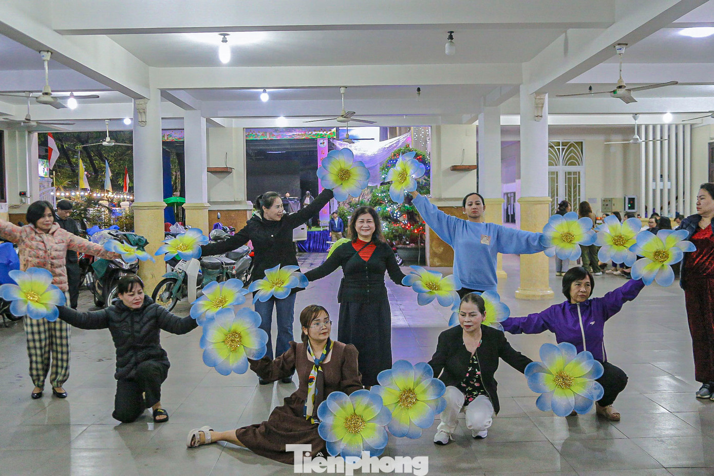 Chị Chu Thiên Dung, một giáo dân tại nhà thờ Hòa Cường chia sẻ: “Mỗi mùa Giáng sinh, không khí tại các nhà thờ lại trở nên rộn ràng, nhộn nhịp. Đây không chỉ là dịp để chúng tôi cùng nhau chuẩn bị mừng lễ, mà còn là cơ hội gắn kết cộng đồng qua các hoạt động trang trí, múa hát và hòa mình vào không khí lễ hội”. Chị Chu Thiên Dung, một giáo dân tại nhà thờ Hòa Cường chia sẻ: “Mỗi mùa Giáng sinh, không khí tại các nhà thờ lại trở nên rộn ràng, nhộn nhịp. Đây không chỉ là dịp để chúng tôi cùng nhau chuẩn bị mừng lễ, mà còn là cơ hội gắn kết cộng đồng qua các hoạt động trang trí, múa hát và hòa mình vào không khí lễ hội”.