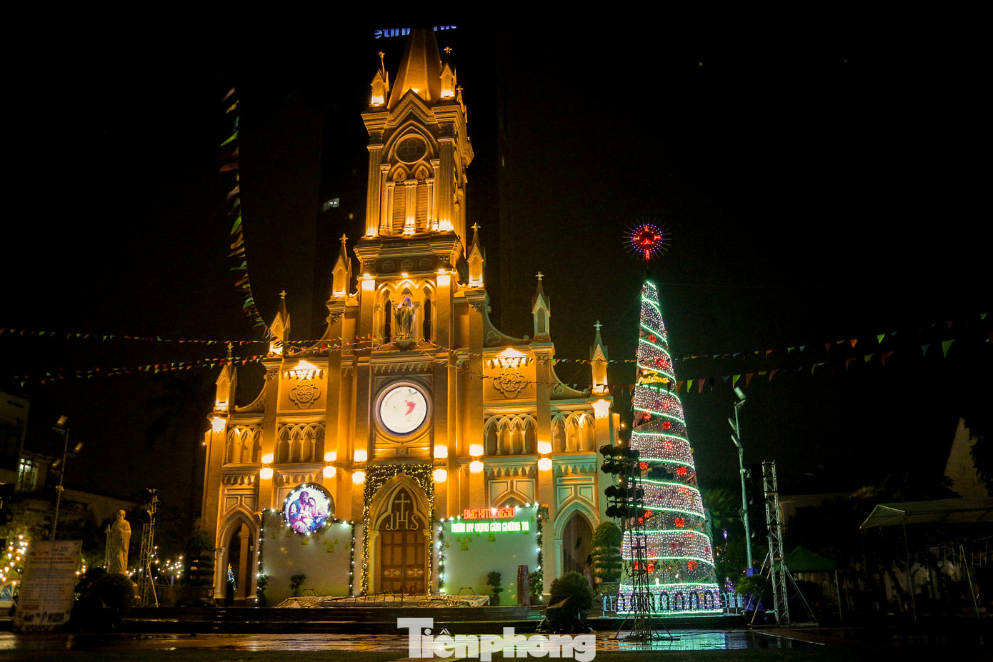 Ghi nhận của Tiền Phong, tại các nhà thờ lớn như nhà thờ Chính tòa Đà Nẵng, nhà thờ giáo xứ Hòa Khánh, nhà thờ Hòa Cường, nhà thờ Tin Lành… được trang trí hoành tráng với hàng ngàn bóng đèn led, cây thông lớn cùng những tiểu cảnh tái hiện cảnh Chúa giáng sinh. Ghi nhận của Tiền Phong, tại các nhà thờ lớn như nhà thờ Chính tòa Đà Nẵng, nhà thờ giáo xứ Hòa Khánh, nhà thờ Hòa Cường, nhà thờ Tin Lành… được trang trí hoành tráng với hàng ngàn bóng đèn led, cây thông lớn cùng những tiểu cảnh tái hiện cảnh Chúa giáng sinh.