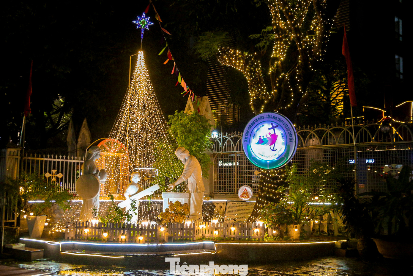 Giáng sinh không chỉ là dịp lễ của cộng đồng Công giáo, mà còn trở thành ngày hội chung của mọi người, gắn kết tình yêu thương và chia sẻ niềm vui. Những ánh đèn lung linh từ các nhà thờ lớn ở Đà Nẵng không chỉ làm đẹp cho thành phố, mà còn thắp sáng niềm hy vọng cho một mùa Noel an lành, hạnh phúc. Giáng sinh không chỉ là dịp lễ của cộng đồng Công giáo, mà còn trở thành ngày hội chung của mọi người, gắn kết tình yêu thương và chia sẻ niềm vui. Những ánh đèn lung linh từ các nhà thờ lớn ở Đà Nẵng không chỉ làm đẹp cho thành phố, mà còn thắp sáng niềm hy vọng cho một mùa Noel an lành, hạnh phúc.