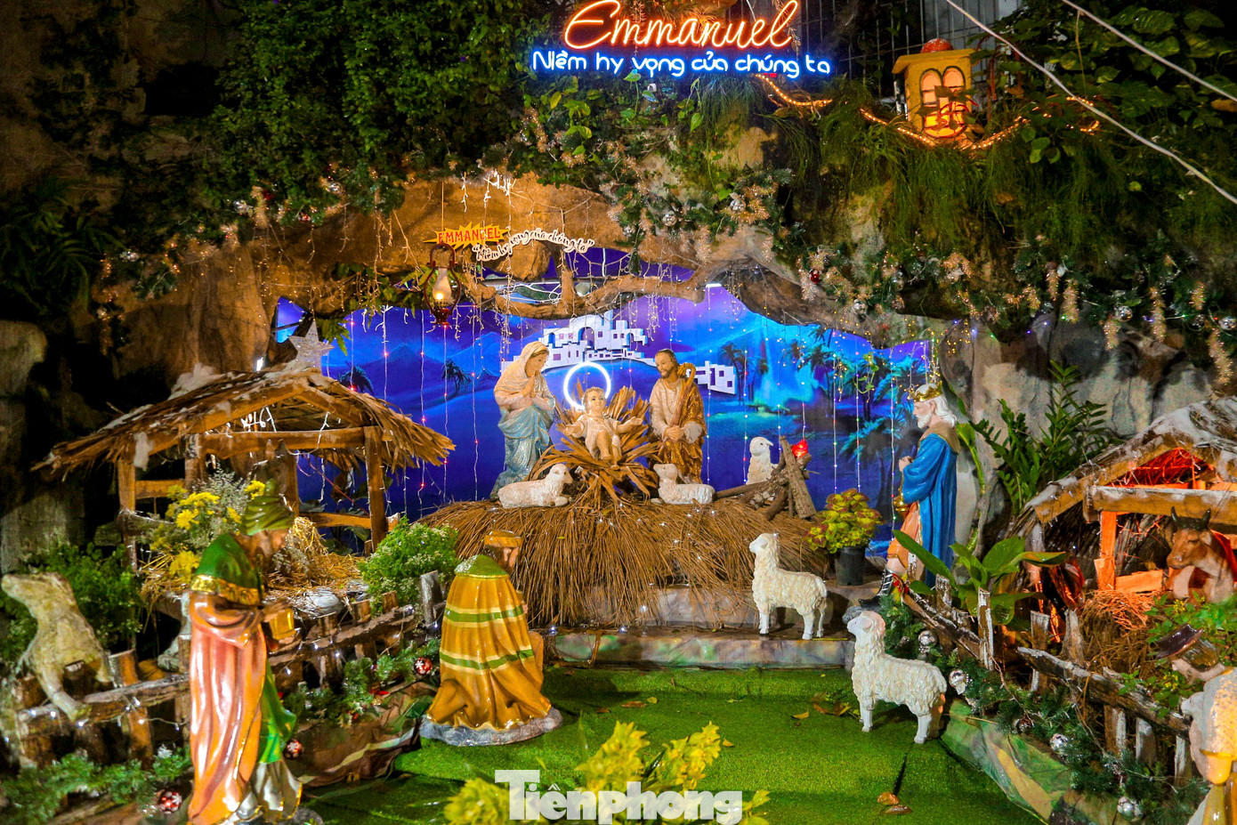 Khu vực sân nhà thờ được trang trí đơn giản với máng cỏ, những ngôi sao lấp lánh và các dải đèn nhiều màu sắc. Khu vực sân nhà thờ được trang trí đơn giản với máng cỏ, những ngôi sao lấp lánh và các dải đèn nhiều màu sắc.