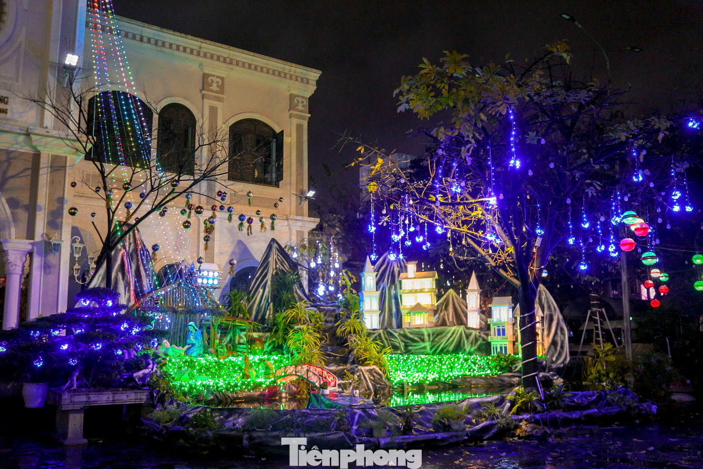 Khu vực sân nhà thờ được trang trí đơn giản với máng cỏ, những ngôi sao lấp lánh và các dải đèn nhiều màu sắc. Khu vực sân nhà thờ được trang trí đơn giản với máng cỏ, những ngôi sao lấp lánh và các dải đèn nhiều màu sắc.