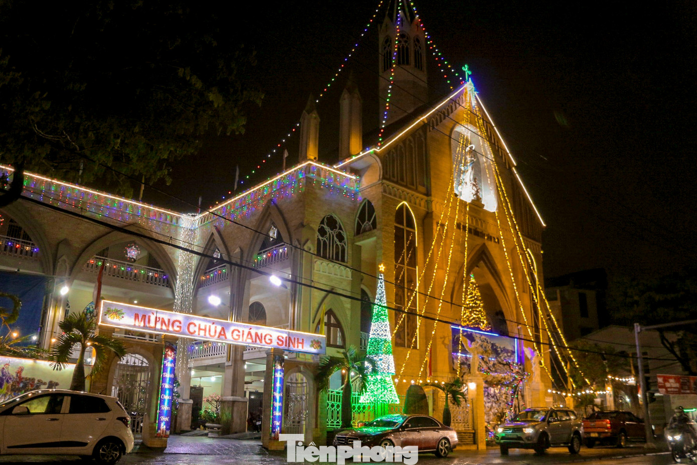 Khung cảnh lung linh, rực rỡ tại các nhà thờ tạo nên không gian ấm áp. Khung cảnh lung linh, rực rỡ tại các nhà thờ tạo nên không gian ấm áp.