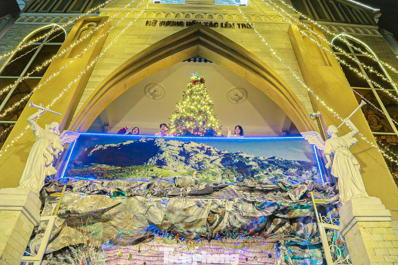 Giáng sinh không chỉ là dịp lễ của cộng đồng Công giáo, mà còn trở thành ngày hội chung của mọi người, gắn kết tình yêu thương và chia sẻ niềm vui. Những ánh đèn lung linh từ các nhà thờ lớn ở Đà Nẵng không chỉ làm đẹp cho thành phố, mà còn thắp sáng niềm hy vọng cho một mùa Noel an lành, hạnh phúc. Giáng sinh không chỉ là dịp lễ của cộng đồng Công giáo, mà còn trở thành ngày hội chung của mọi người, gắn kết tình yêu thương và chia sẻ niềm vui. Những ánh đèn lung linh từ các nhà thờ lớn ở Đà Nẵng không chỉ làm đẹp cho thành phố, mà còn thắp sáng niềm hy vọng cho một mùa Noel an lành, hạnh phúc.