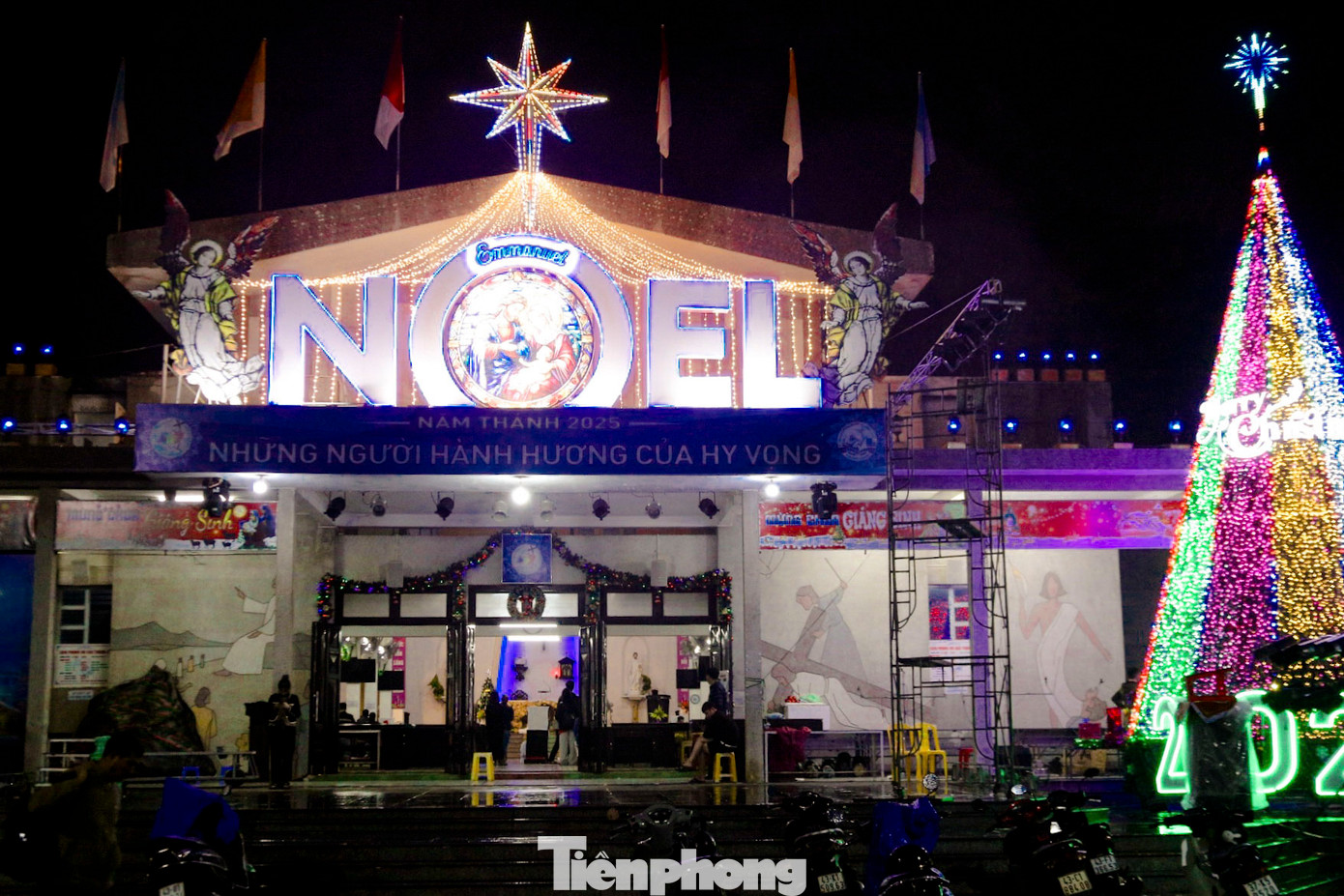 Nhà thờ giáo xứ Hòa Khánh thu hút sự chú ý với cách bài trí đầy sáng tạo. Những ánh đèn lấp lánh kết hợp cùng các dải ruy băng đỏ, trắng đã biến không gian nhà thờ thành một bức tranh rực rỡ. Cây thông được trang trí cầu kỳ, trở thành điểm nhấn nổi bật ngay trước tiền sảnh nhà thờ. Nhà thờ giáo xứ Hòa Khánh thu hút sự chú ý với cách bài trí đầy sáng tạo. Những ánh đèn lấp lánh kết hợp cùng các dải ruy băng đỏ, trắng đã biến không gian nhà thờ thành một bức tranh rực rỡ. Cây thông được trang trí cầu kỳ, trở thành điểm nhấn nổi bật ngay trước tiền sảnh nhà thờ.