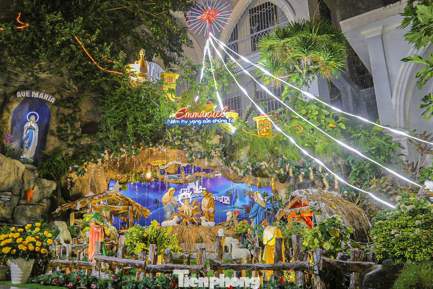 Khu vực sân nhà thờ được trang trí đơn giản với máng cỏ, những ngôi sao lấp lánh và các dải đèn nhiều màu sắc. Khu vực sân nhà thờ được trang trí đơn giản với máng cỏ, những ngôi sao lấp lánh và các dải đèn nhiều màu sắc.