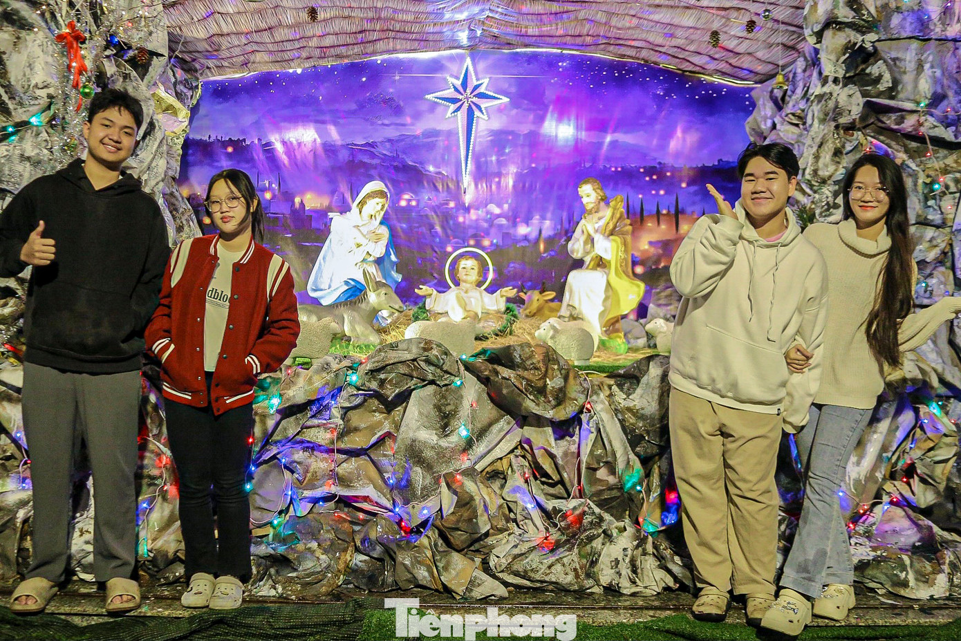 Nhiều bạn trẻ đến các nhà thờ vui chơi, chụp ảnh lưu niệm trước ngày lễ Giáng sinh. Bạn Trần Nguyên Phong cho biết, năm nào em cùng bạn bè cũng đến đây trước ngày lễ Noel để chụp ảnh. Nhà thờ năm nay trang hoàng rất đẹp, vừa lung linh vừa ấm cúng.” Nhiều bạn trẻ đến các nhà thờ vui chơi, chụp ảnh lưu niệm trước ngày lễ Giáng sinh. Bạn Trần Nguyên Phong cho biết, năm nào em cùng bạn bè cũng đến đây trước ngày lễ Noel để chụp ảnh. Nhà thờ năm nay trang hoàng rất đẹp, vừa lung linh vừa ấm cúng.”