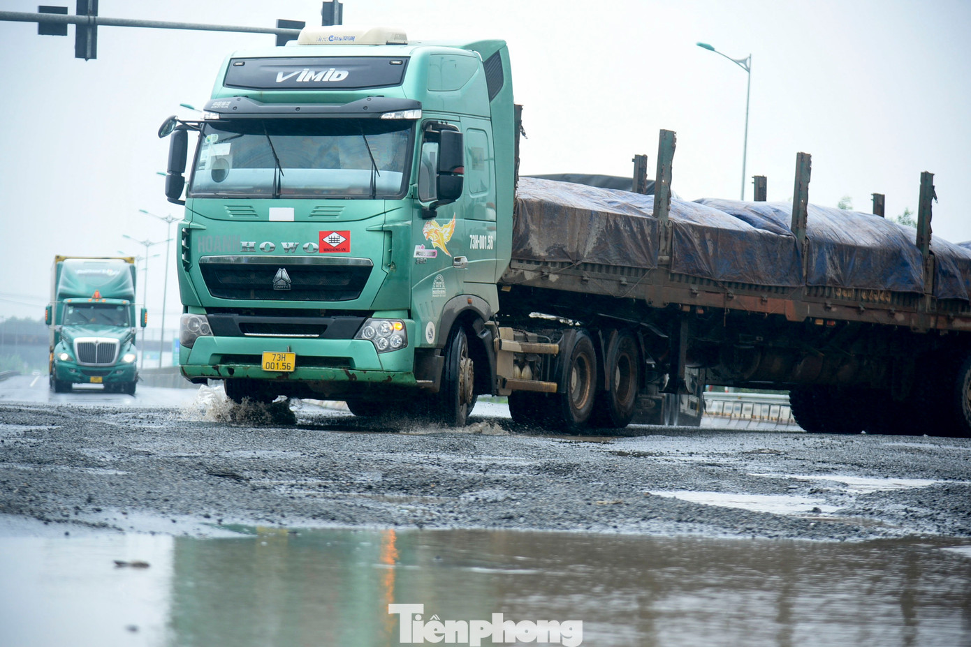 QL14B qua địa phận huyện Hòa Vang là tuyến giao thông huyết mạch, vì vậy, lượng phương tiện lưu thông qua đây rất lớn, đặc biệt là xe tải nặng lưu thông thường xuyên. Thêm vào đó, mưa liên tục trong thời gian qua cũng khiến mặt đường nhanh chóng hư hỏng.