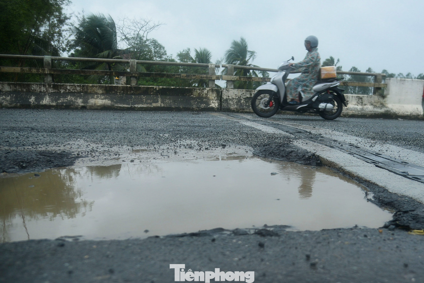 Nhiều đoạn đường hư hỏng nặng, đất đá nham nhở.