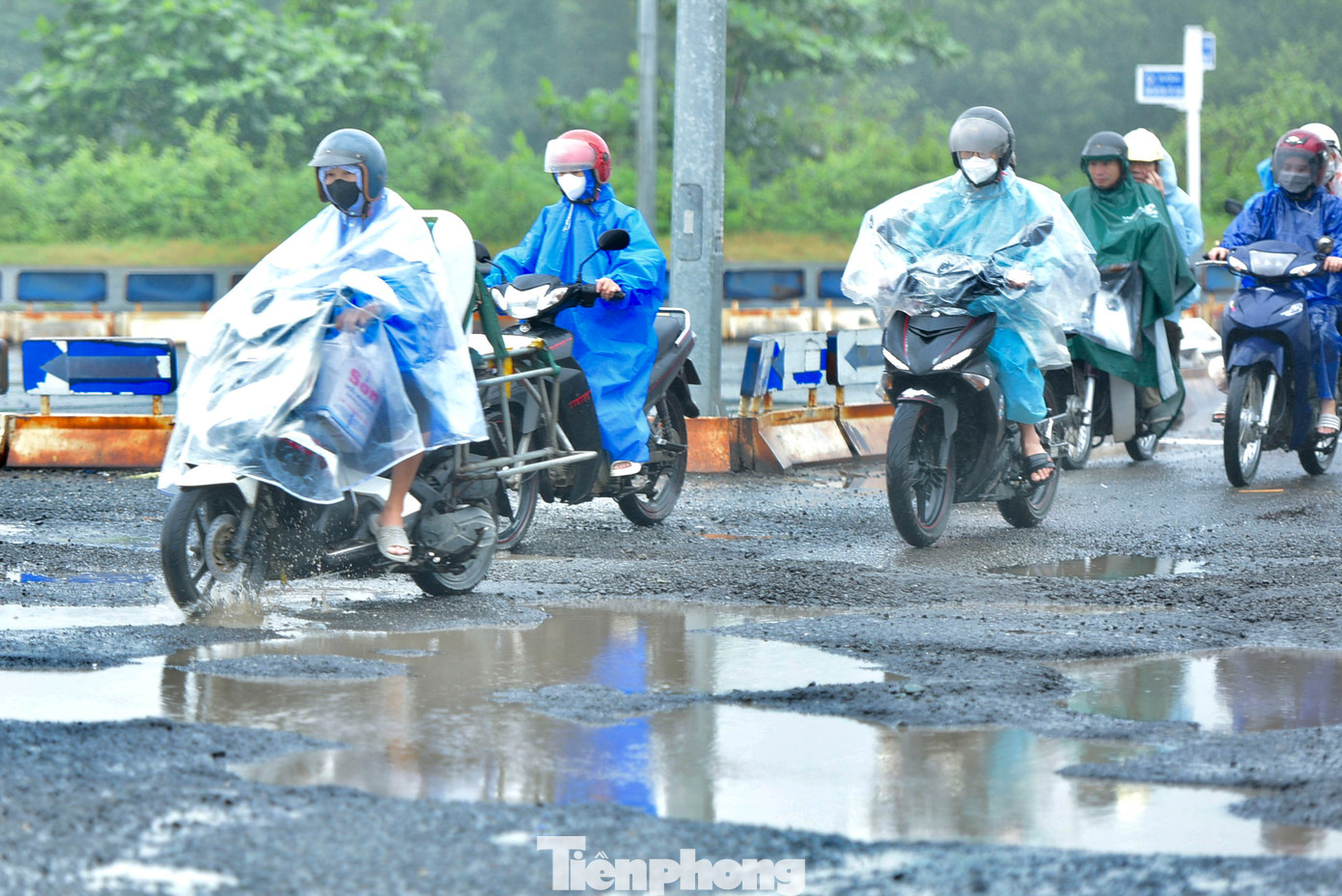 Mặt đường nham nhở khiến người dân và phương tiện lưu thông khó khăn.
