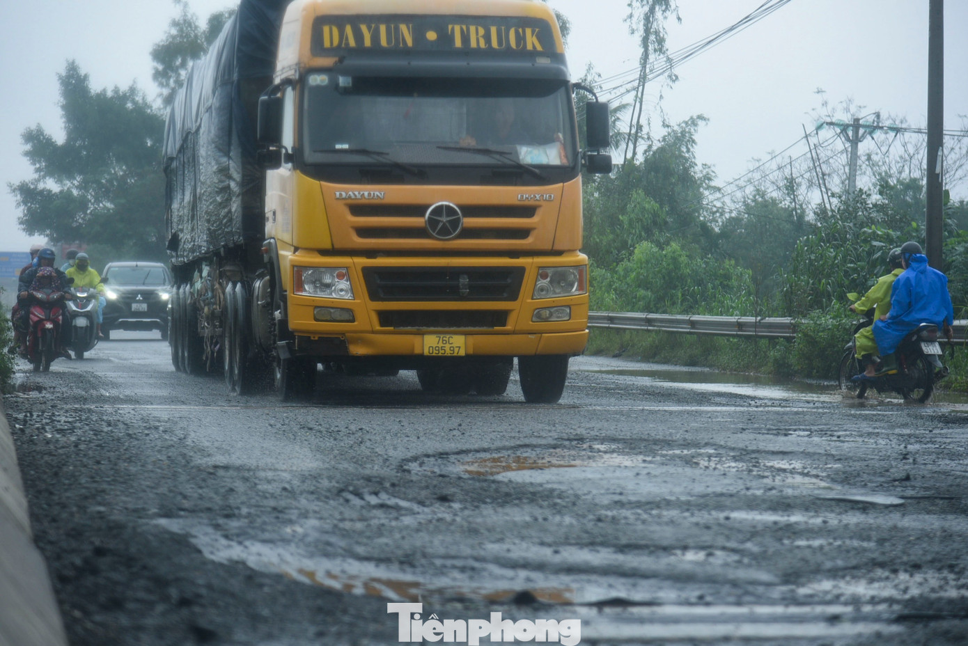 QL14B qua địa phận huyện Hòa Vang là tuyến giao thông huyết mạch, vì vậy, lượng phương tiện lưu thông qua đây rất lớn, đặc biệt là xe tải nặng lưu thông thường xuyên. Thêm vào đó, mưa liên tục trong thời gian qua cũng khiến mặt đường nhanh chóng hư hỏng.