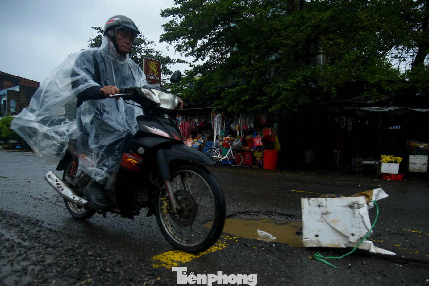 Ông Nguyễn Việt (trú xã Hòa Khương) cho biết: “Lái xe qua đoạn đường này phải căng mắt tránh ổ gà, ổ vịt, mà đôi khi không thể tránh hết, bánh xe sụp xuống hố sâu rất nguy hiểm. Nhiều trường hợp té ngã giữa đường vì đi trúng đoạn hư hỏng, mong sao chính quyền nhanh chóng sửa chữa để bà con đi lại được an toàn”.
