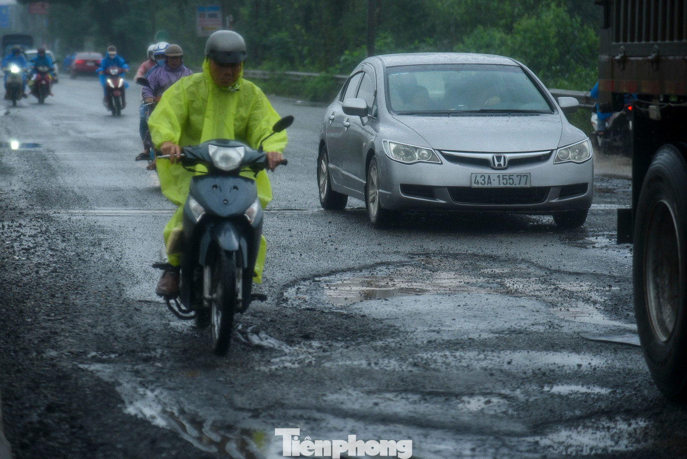 Theo người dân sống trên tuyến đường QL14B, mỗi lần đi qua đoạn đường này là như vượt chướng ngại vật. Xe máy cứ phải lạng lách để tránh ổ gà rất dễ trượt ngã, chưa kể xe tải lao tới thì không kịp phản ứng.