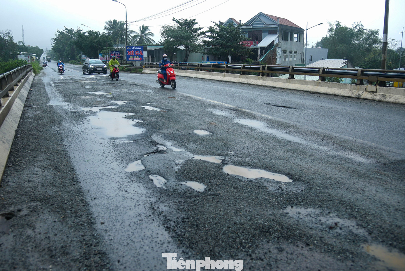 Theo lãnh đạo UBND xã Hòa Khương, tình trạng mặt đường QL14B bị hư hỏng sau đợt mưa kéo dài nhiều ngày qua. Xã đã gửi ý kiến lên Sở GTVT thành phố, đại diện Sở cho biết sẽ sửa chữa và san lấp các ổ voi, ổ gà trên tuyến đường QL14B khi trời hết mưa.