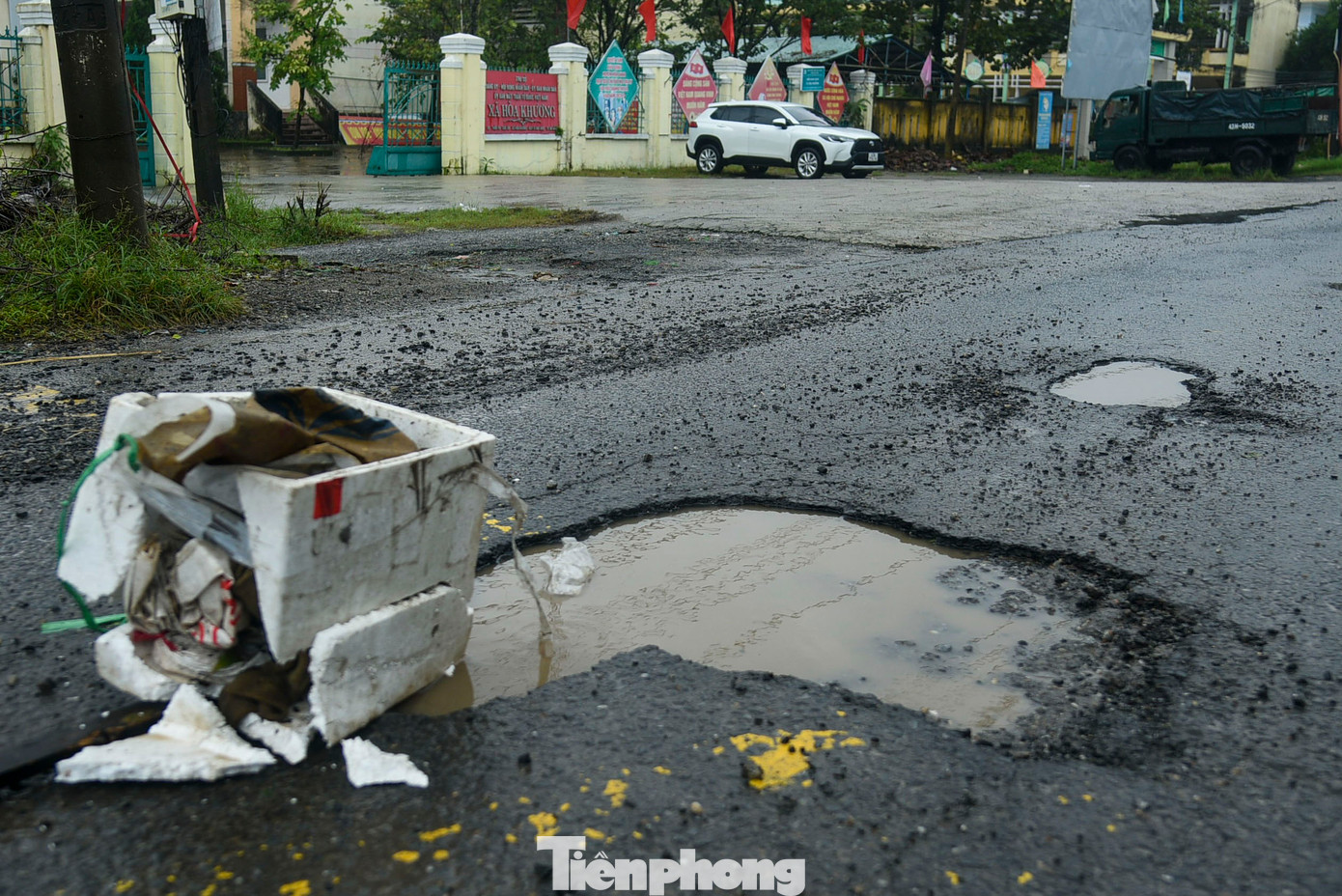 Nhiều đoạn đường hư hỏng nặng, đất đá nham nhở.