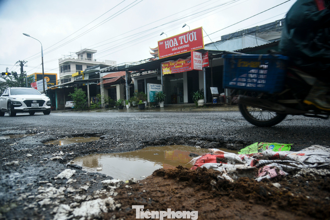 Nhiều đoạn đường hư hỏng nặng, đất đá nham nhở.