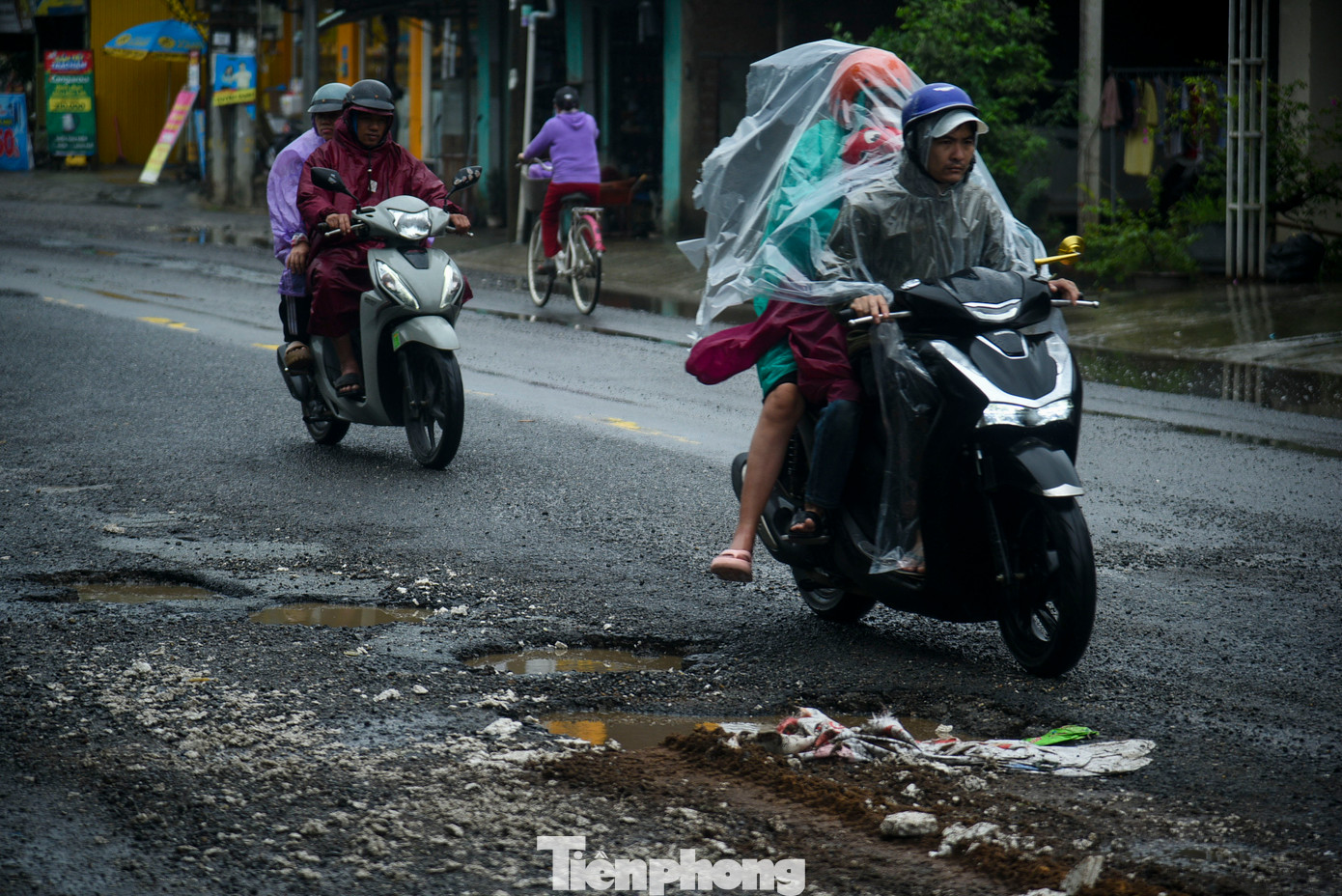 Theo người dân sống trên tuyến đường QL14B, mỗi lần đi qua đoạn đường này là như vượt chướng ngại vật. Xe máy cứ phải lạng lách để tránh ổ gà rất dễ trượt ngã, chưa kể xe tải lao tới thì không kịp phản ứng.