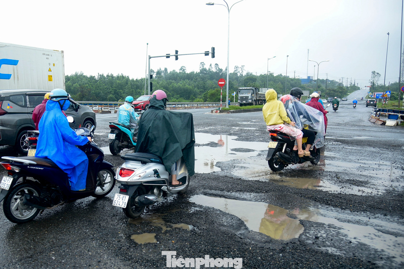 Mặt đường nham nhở khiến người dân và phương tiện lưu thông khó khăn.