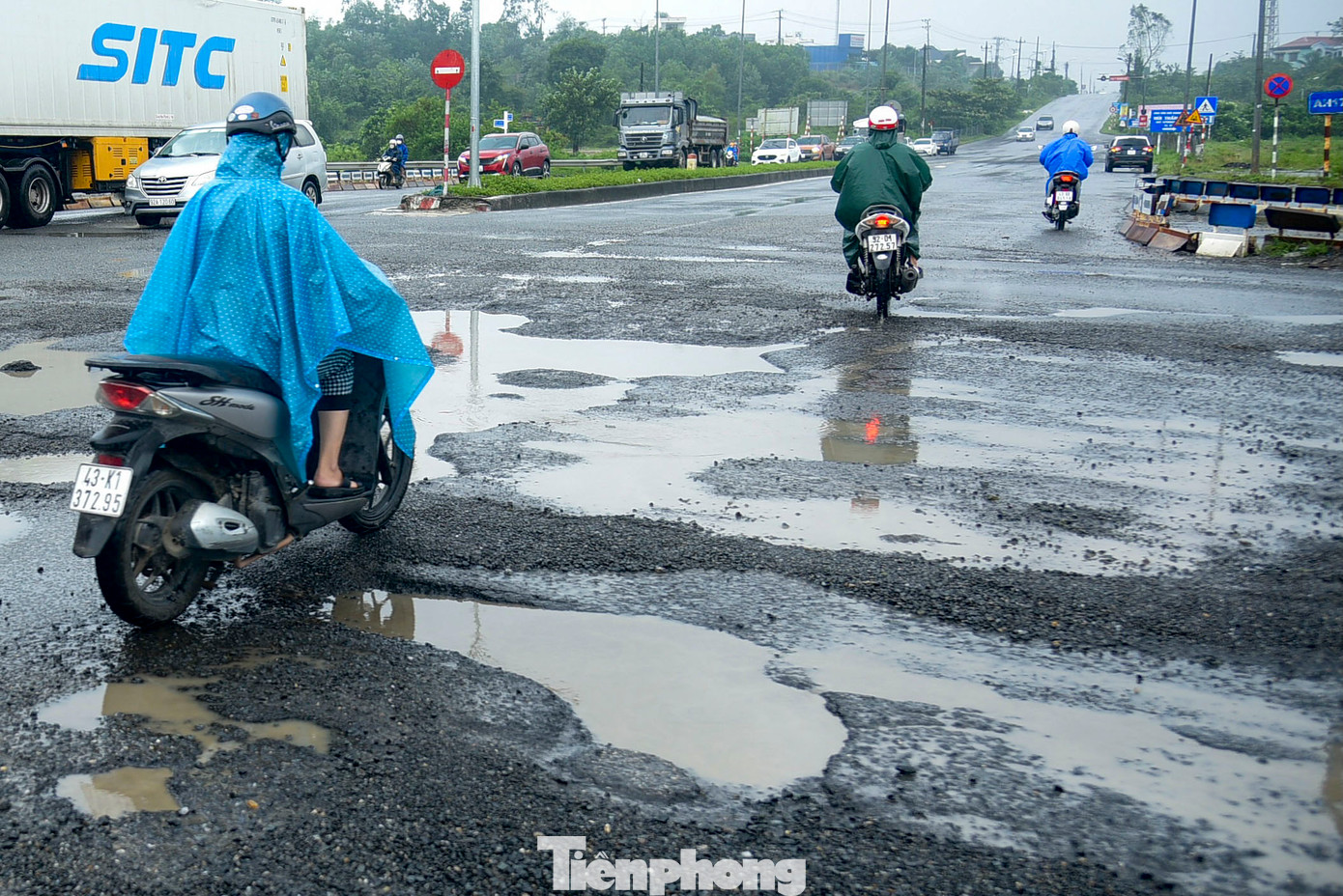 QL14B qua địa phận huyện Hòa Vang là tuyến giao thông huyết mạch, vì vậy, lượng phương tiện lưu thông qua đây rất lớn, đặc biệt là xe tải nặng lưu thông thường xuyên. Thêm vào đó, mưa liên tục trong thời gian qua cũng khiến mặt đường nhanh chóng hư hỏng.