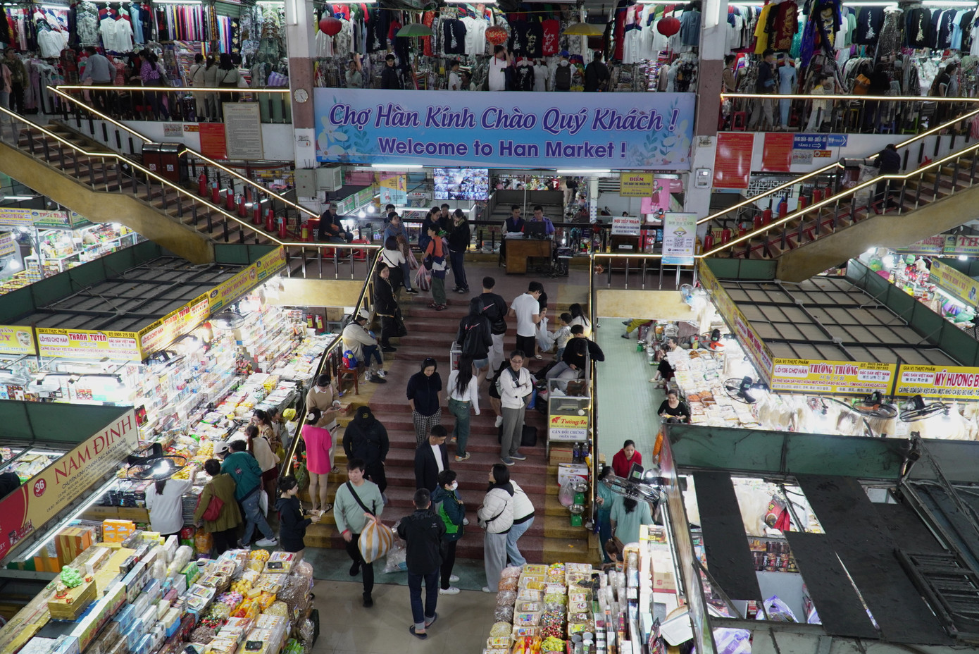 Ông Thành cho biết thêm, theo quy định, chợ sẽ đóng cửa lúc 19h, tuy nhiên do thời tiết mưa lạnh, du khách đến chợ muộn, mua sắm muộn hơn nên chợ vẫn linh động phục vụ các "thượng đế". Ảnh: Thanh Hiền.