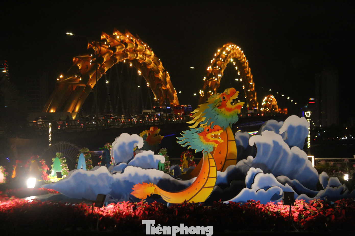 Vào ban đêm, các linh vật rồng quanh cầu Rồng lại càng thêm lung linh, huyền ảo bởi những ánh đèn. Vào ban đêm, các linh vật rồng quanh cầu Rồng lại càng thêm lung linh, huyền ảo bởi những ánh đèn.