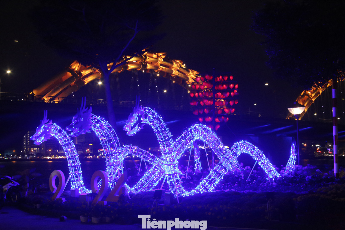 Vào ban đêm, các linh vật rồng quanh cầu Rồng lại càng thêm lung linh, huyền ảo bởi những ánh đèn. Vào ban đêm, các linh vật rồng quanh cầu Rồng lại càng thêm lung linh, huyền ảo bởi những ánh đèn.