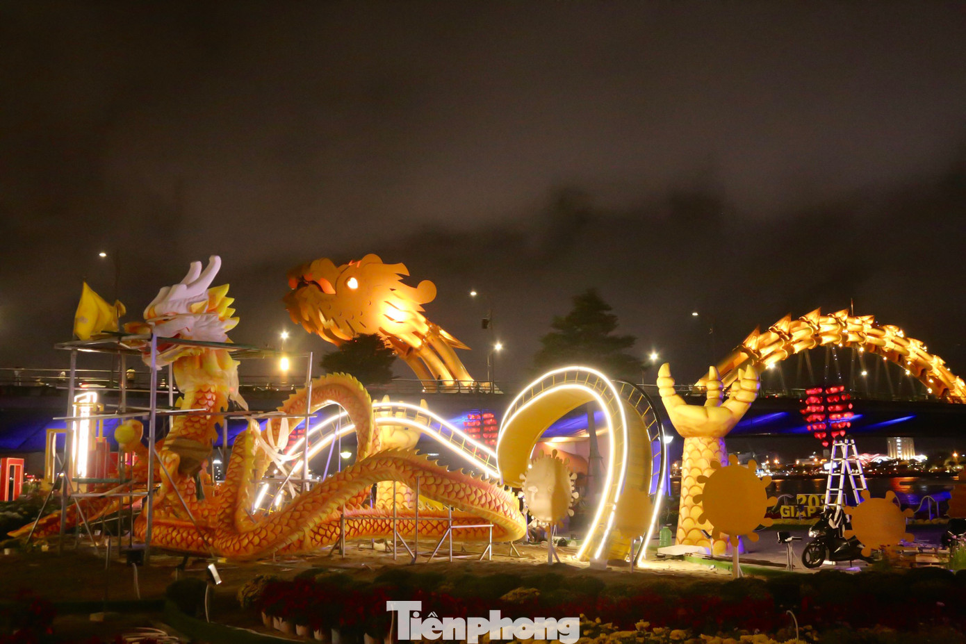 Vào ban đêm, các linh vật rồng quanh cầu Rồng lại càng thêm lung linh, huyền ảo bởi những ánh đèn. Vào ban đêm, các linh vật rồng quanh cầu Rồng lại càng thêm lung linh, huyền ảo bởi những ánh đèn.