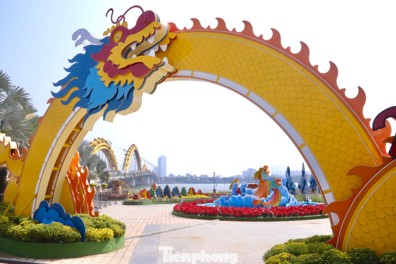 Dù đang trong quá trình hoàn thiện những công đoạn cuối cùng nhưng các linh vật rồng vẫn hút ánh nhìn từ người đi đường. Dù đang trong quá trình hoàn thiện những công đoạn cuối cùng nhưng các linh vật rồng vẫn hút ánh nhìn từ người đi đường.